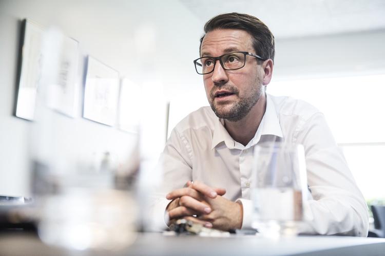 Ubalance. hvis ikke undervisningsministeren udstikker nye regler for at skille elever efter etnicitet, vil det føre til større forskel skolerne imellem, advarer rektor på Langkaer Gymnasium, Yago Bundgaard. 