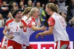 Forløsning. Marie Fisker (tv.), Stine Jørgensen og Mette Tranborg jubler over sejren. 