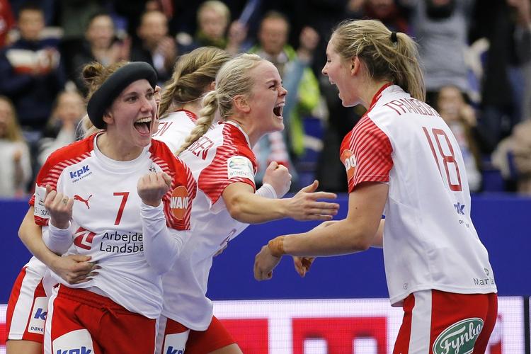 Forløsning. Marie Fisker (tv.), Stine Jørgensen og Mette Tranborg jubler over sejren. 
