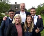 Hammerslag. Vært Christian Degn omgivet af de to hold fra henholdsvis øst- og vestdanmark. 