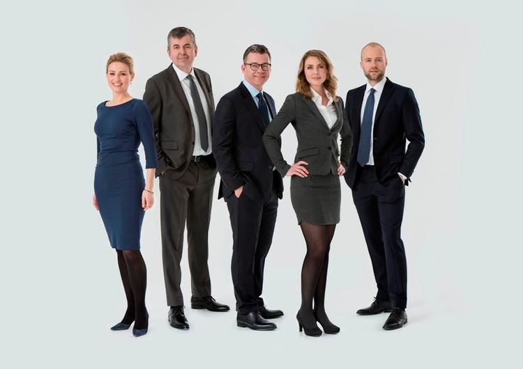 Værtsholdet. Da TV 2 Business gik i luften, var det bl.a. med følgende værter og eksperter (fra venstre.): Katja Damkier, Ole Krohn, Simon Richard Nielsen, Pernille Enggaard og Joachim Claushøj Bindslev. 