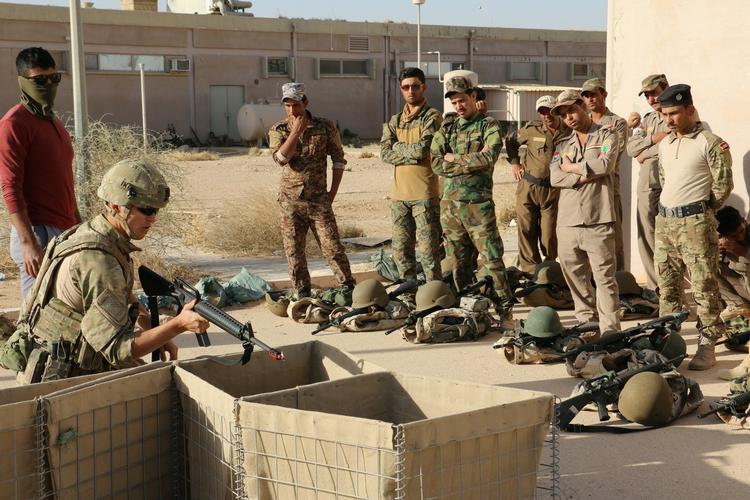 Krigens love. Over 100 danske soldater har i knap et år undervist irakiske sikkerhedsstyrker på Al Asad basen i Irak. De bliver blandt andet undervist i krigens love og regler, for at undgå krigsforbrydelser i krigen mod IS. 