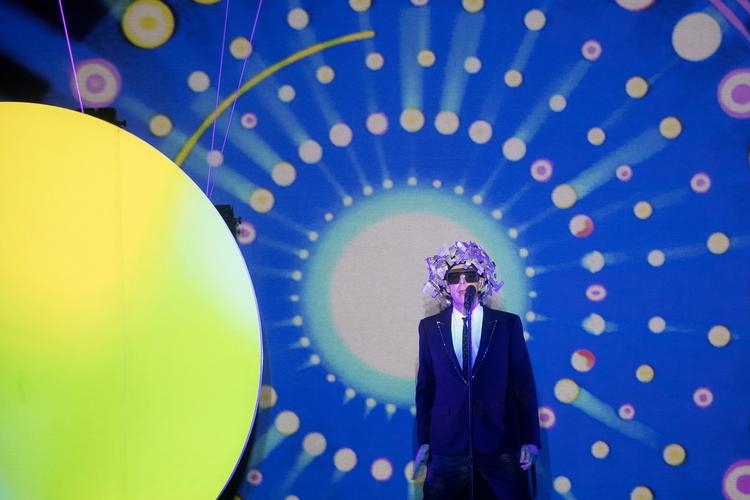 Neon. Med Neil Tennant i front forvandlede Pet Shop Boys operarummet til en overdådig og farverig oplevelse. 