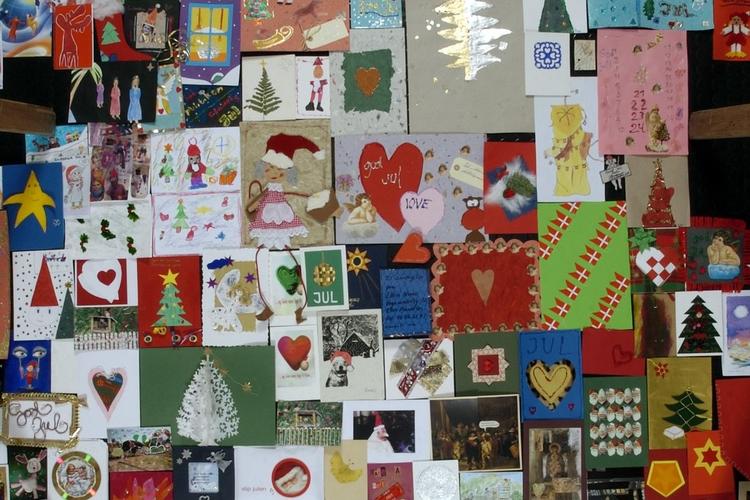 Julehilsner. Et 'glædelig jul' i et brev er stadig den slags julehilsen, vi bliver mest glade for at modtage, viser en ny undersøgelse, som Postnord har fået lavet. 