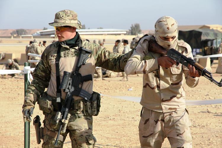 Træning. I pauserne under træning af irakiske sikkerhedsstyrker, får de danske soldater i Irak ifølge kaptajn Klaus Kroll nogle gange indsigt i mulige irakiske krigsforbrydelser. 