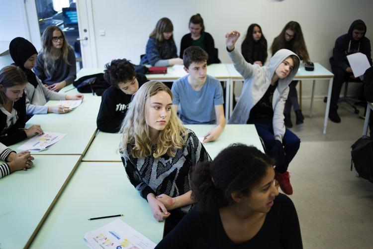 Fokuseret. 15-årige Mathilde Warming (midterst i mønstret trøje) kender ikke Pisa-undersøgelsen, men hun ved, at hun og klassekammeraterne skal klare sig godt for at klare sig i den internationale konkurrence. 