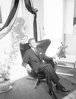 Lord Snowdon var blandt meget andet også kendt som designer. Her prøvesidder han Arne Jacobsens Ægget ved British Week Exhibition i Aarhus i 1964, da han og prinsesse Margaret var på et kort besøg i Danmark. 