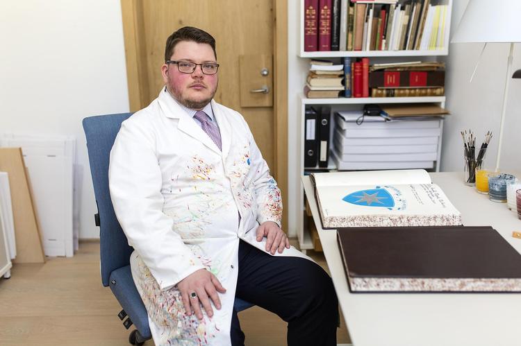 Våbenmaleren, Ronny Andersens, opgave er at finde et udtryk, der fortæller noget centralt om de givne riddere. Et kondenseret udtryk om personens liv og levned. 