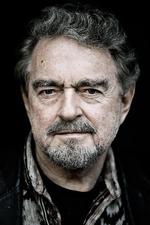 Erik Clausen er komiker, maler, filminstruktør, skuespiller og samfundsrevser. 