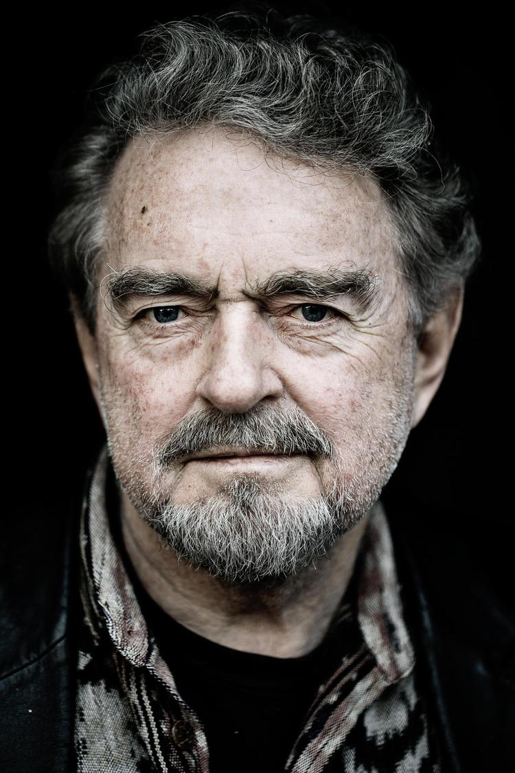 Erik Clausen er komiker, maler, filminstruktør, skuespiller og samfundsrevser. 
