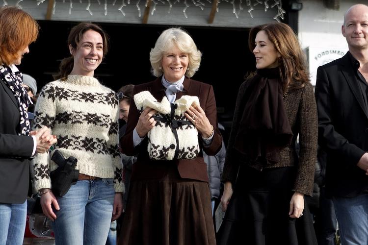 En dronning fra filmens verden og to kvinder, der kan blive dronninger i virkeligheden for hhv. Storbritannien og Danmark. Sofie Gråbøl, Camilla Parker Bowles og kronprinsesse Mary under optagelserne af et afsnit af tv-serien 'Forbrydelsen'. 