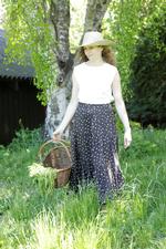 Madredaktør Mette Mølbak i sommerhushaven, hvor hun arbejder på at øge biodiversiteten. Foto: Line Thit Klein 