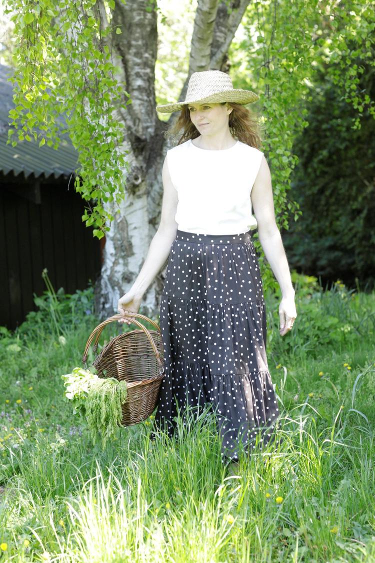 Madredaktør Mette Mølbak i sommerhushaven, hvor hun arbejder på at øge biodiversiteten. Foto: Line Thit Klein 