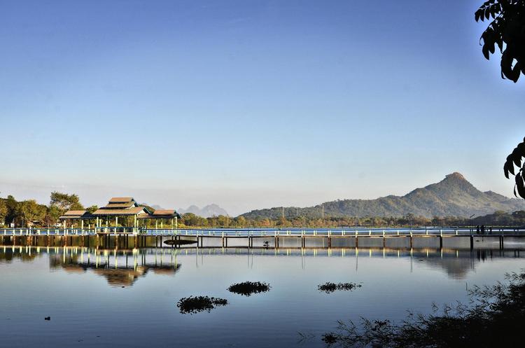 Kan Thar Yar-søen i Hpa-an og det hellige bjerg Mount Zwegabin i baggrunden. 