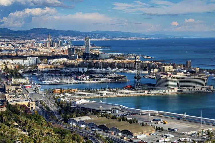 Barcelona har et stort havneområde ud til Middelhavet. For at få en fornemmelse af størrelsen og forskelligheder i Barcelonas havneområde kan man gå op eller tage liften op til Castell de Montjuic. Her bliver man belønnet med en fantastisk udsigt over havnen, marinaen og strandene længere væk. 