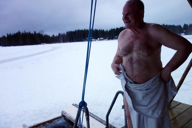 Der er ikke meget pensionist over Thomas Dolk, der har mere travlt end de fleste. Han sørger for at tænde op i badstuen, han fejer skøjtebanen på søen på sin lille maskine, udgiver Dala-Flodas avis og driver operafestival.  