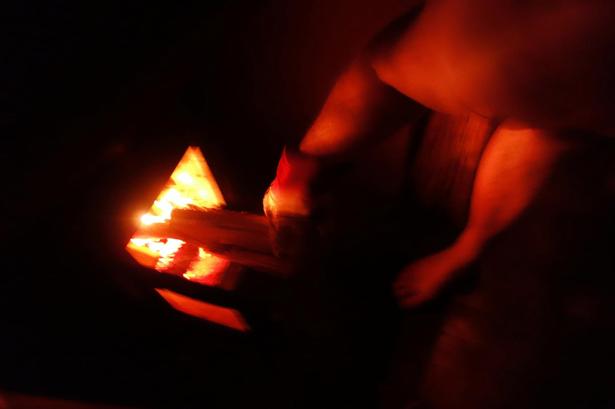 Thomas Dolk 'eldar på'. Han hader brændestykker, turisterne selv har medbragt, som er i den forkerte længde.  