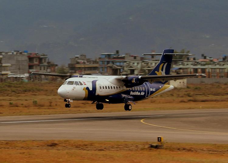 Et fly fra Buddha Air lander i Pokhara i Nepal. Selskabet er på EU's sorte liste over flyselskaber med for dårlig sikkerhed.  