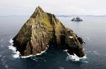 Skellig Michael skyder op i Atlanterhavet. Efter århundreder, hvor øen var beboet af munke, blev den et mål for pilgrimsrejser. I baggrunden ses Little Skellig og Irlands fastland. 