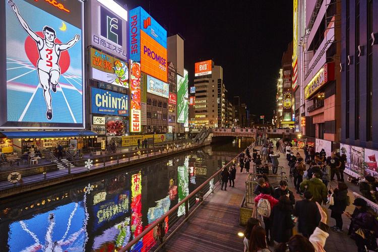 Den berømte gågade parallelt med Dotonbori-kanalen holder aldrig rigtigt lukket og er langt sjovest at opleve, mens det er mørkt. 