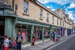 Den 45 meter korte ikoniske Pulteney Bridge i Bath ligner ved første øjekast en almindelig gade med små butikker og cafeer på begge sider af vejen. Navnet er dog helt retvisende, da gaden samtidig også er bro over floden 