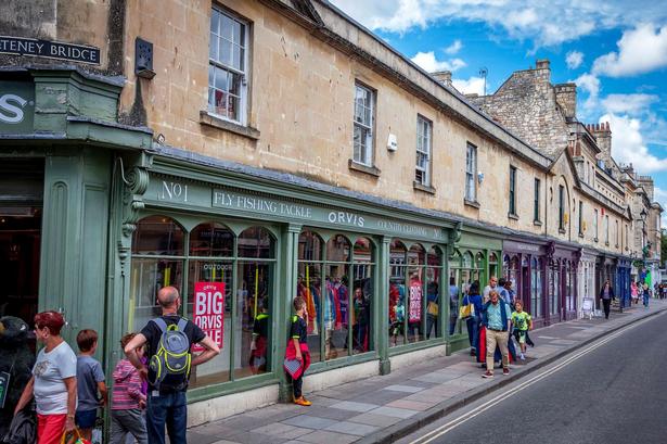 Den 45 meter korte ikoniske Pulteney Bridge i Bath ligner ved første øjekast en almindelig gade med små butikker og cafeer på begge sider af vejen. Navnet er dog helt retvisende, da gaden samtidig også er bro over floden 