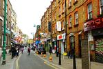 Brick Lane i det østlige London husede tidligere et teglværk, deraf navnet. Senere hørte den til et udpræget jødisk kvarter. Det var også her Jack the Ripper fandt sine ofre, og hans pub findes stadig, nu under nyt navn og tilholdssted for den modebevidste ungdom.Det, der i dag giver den et helt specielt særpræg, er de mange indiske restauranter og forretninger samt d 