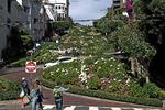 Lombard Street i San Francisco hælder på en mindre strækning 27 grader. Ikke byens stejleste, men næsten. For at gøre strækningen lettere at passere blev den i 1922 udstyret med hårnålesving. Det gav samtidig plads til blomsterbede ved siden af vejen og vupti: en kombineret park og vej. 
