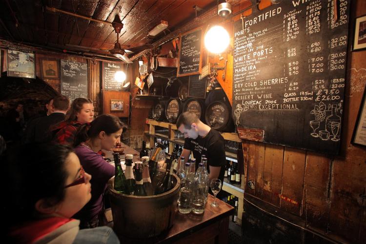 Gordon’s Wine Bar åbnede i 1890 i kælderregioner under et tidligere pakhus og hævder at være Londons ældste eksisterende vinbar. 