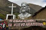 »Dit eksempel viser en ny begyndelse«, står der på spansk foran den store buste af Ernesto ’Che’ Guevara i La Higuera. Det var i denne lille landsby i Bolivia, at den ikoniske revolutionære oprørsleder endte sit 39-årige liv for kugler affyret af bolivianske soldater efter ordre fra USA’s efterretningstjeneste, CIA. 