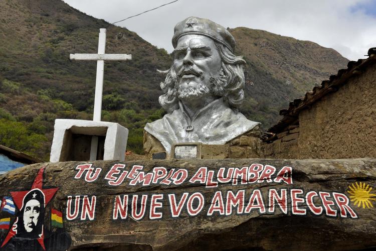 »Dit eksempel viser en ny begyndelse«, står der på spansk foran den store buste af Ernesto ’Che’ Guevara i La Higuera. Det var i denne lille landsby i Bolivia, at den ikoniske revolutionære oprørsleder endte sit 39-årige liv for kugler affyret af bolivianske soldater efter ordre fra USA’s efterretningstjeneste, CIA. 