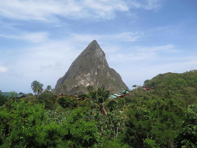 St. Lucias vartegn er de to vulkankratere Gros Piton og Petit Piton. 