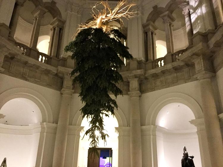 Når alt juleri står på hovedet, som her på Tate Britain i London. 