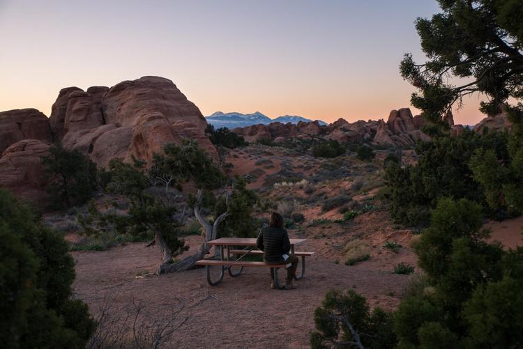 Der er kun en enkelt campingplads i Arches, og selv om der kan være køligt om natten er udsigten helt fantastisk. Arches er i øvrigt berømt for sin exceptionelt klare nattehimmel. 