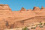 Hvis Arches har en superstjerne, er det Delicate Arch, der er blevet et symbol på Utah og pryder nummerpladerne i delstaten. Det kræver en vandretur på små fem kilometer retur at komme dertil. 