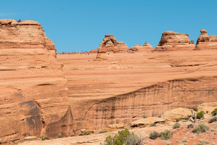 Hvis Arches har en superstjerne, er det Delicate Arch, der er blevet et symbol på Utah og pryder nummerpladerne i delstaten. Det kræver en vandretur på små fem kilometer retur at komme dertil. 