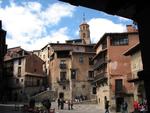 Det centrale torv i Albarracín, Plaza Mayor, hvor der er udsigt over den del af floddalen, romerne i sin tid boede i. 