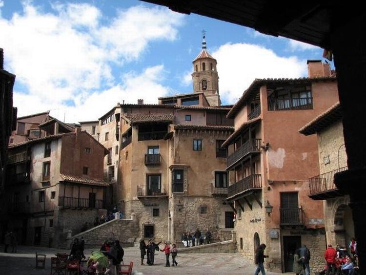 Det centrale torv i Albarracín, Plaza Mayor, hvor der er udsigt over den del af floddalen, romerne i sin tid boede i. 