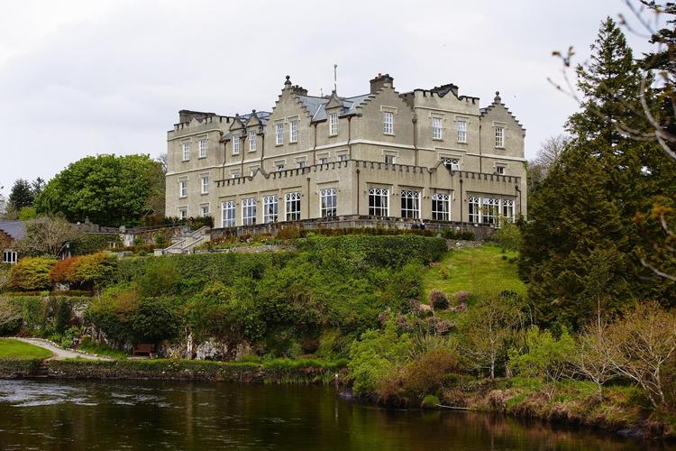 Ballynahinch Castle ligger smukt ud til Owenmore-floden. Slottet har 48 værelser. 