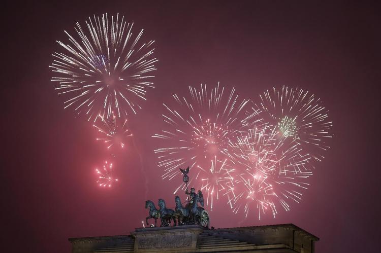 Brandenburger Tor vil danne rammen om nytårsfesten i Berlin. Normalt kommer der omkring en million mennesker til den udendørs fest. 