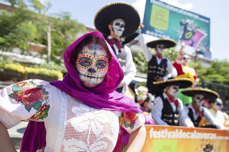 Guadalajara er stolt af sin status som kulturel hovedstad. Et mariachiband med de dødes dag-tema der promoverer en lokal festival.  