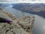 I 2016 foretog vi vandreturen op til Preikestolen i det sydlige Norge. Det tager to timer hver vej, men det er umagen værd. Der er en fantastisk udsigt over Lysefjorden og bjergmassiverne rundt om fjorden. Man vandrer fra parkeringspladsen ved Preikestolhytten. Når man kommer frem, står man på et plateauet, som er næsten fladt. Det er ca 25 x 25 meter og ligger 604 meter over fjorden. Der er ikke noget rækværk eller andre sikkerhedsforanstaltninger. 