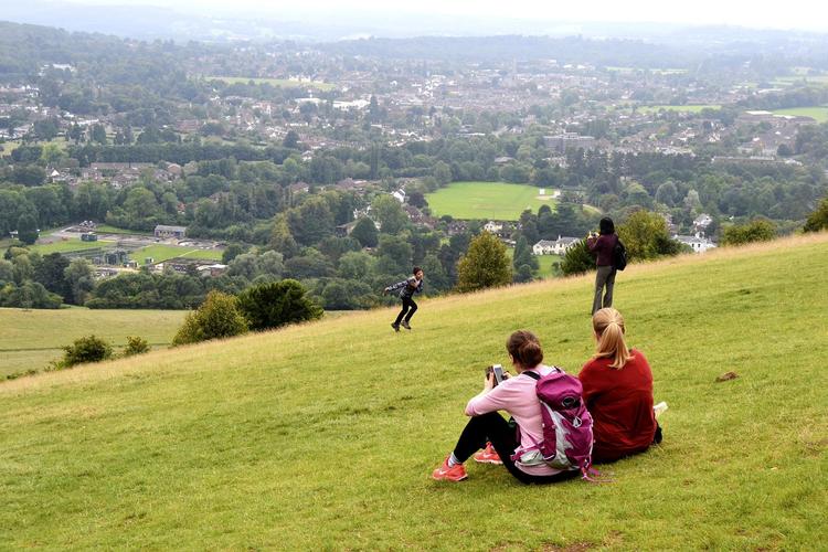 Ved Salomons Viewpoint er der en storslået udsigt til byen Dorking og Surreys grønne svøb, der ofte ses i serier og film. Nogle nøjes med at nyde panoramaet, mens andre bare må tumle ned ad de stejler bakker. 