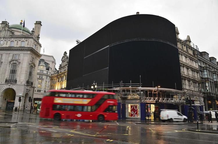 Lyset er slukket i den store lysreklame på Piccadilly Circus i London. Reklamerne kommer igen til efteråret. 