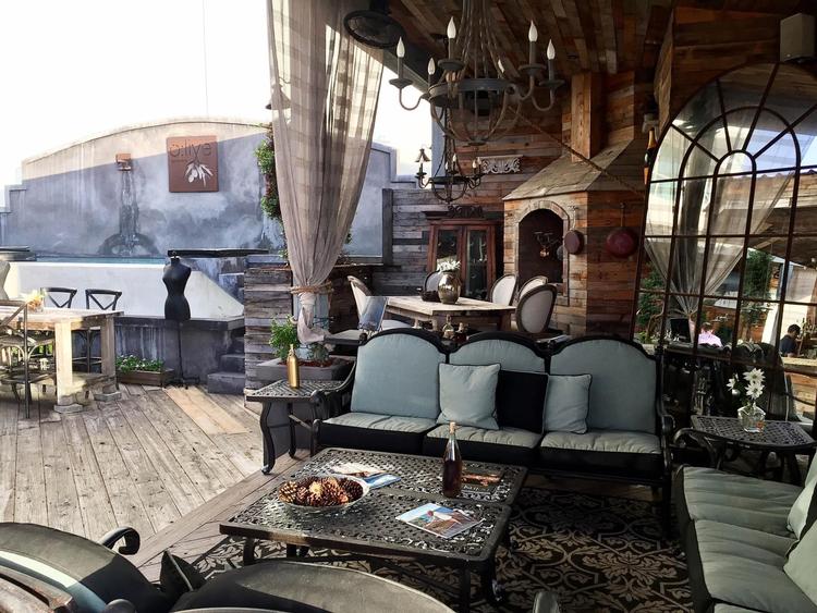 På tagterrassen er der pool, bar, adskillige loungemuligheder og en overdådig udsigt over San Juans lagune. 