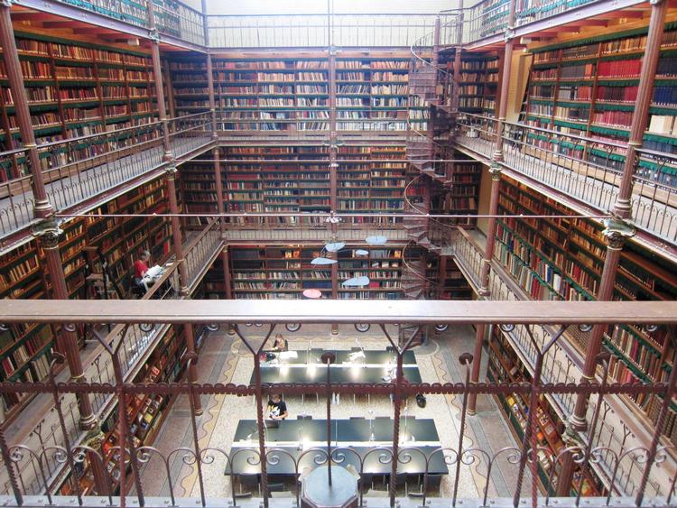  I Rijksmuseum i Amsterdam ligger Cuypers’ bibliotek. Pierre Cuypers var arkitekten bag det verdensberømte kunstmuseum. Både museum og bibliotek er for nylig blevet restaureret til fordums pragt. Biblioteket er det ældste (og største) kunsthistoriske bibliotek i Holland.  