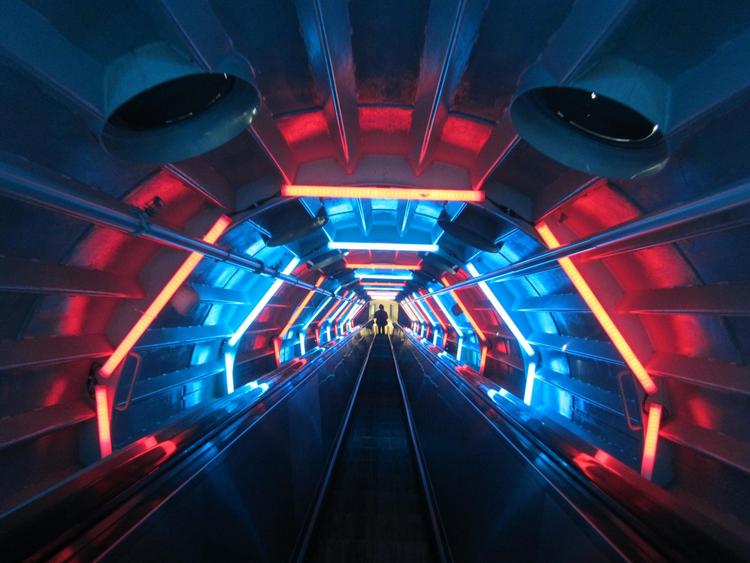 Atomium, det enorme jernkrystal, der var vartegnet for Expo 58 i Bruxelles, er i sig selv et imponerende syn set udefra. I armene, der forbinder de enkelte kugler, bombarderes man på rulletrapperne af et sandt lysshow. 