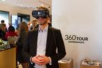Her er kultur- og fritidsborgmester Carl Christian Ebbesen på rundtur i København. Det foregår gennem en Virtual Reality-brille på Københavns Turistkontor. 
 