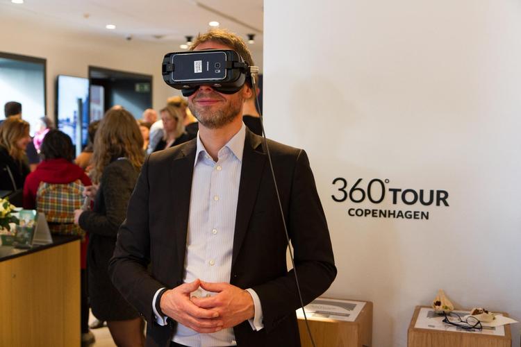 Her er kultur- og fritidsborgmester Carl Christian Ebbesen på rundtur i København. Det foregår gennem en Virtual Reality-brille på Københavns Turistkontor. 
 