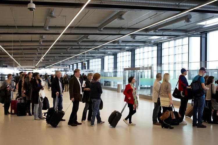 Passagerer i kø til et EasyJet-fly fra København. Dette selskab har ingen vægtgrænse på håndbagagen.  